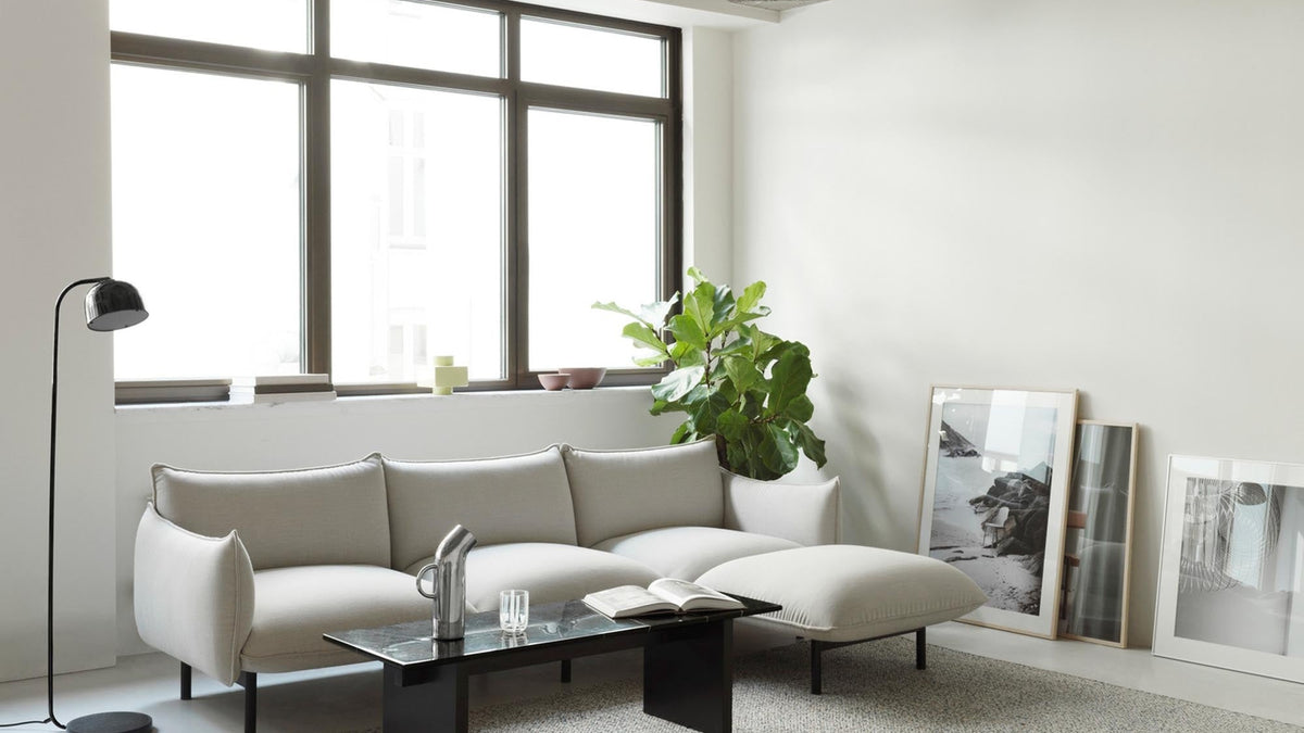 Das Kona Bett von Ferm Living passt perfekt in den modernen Wohnstil skandinavischer Art.