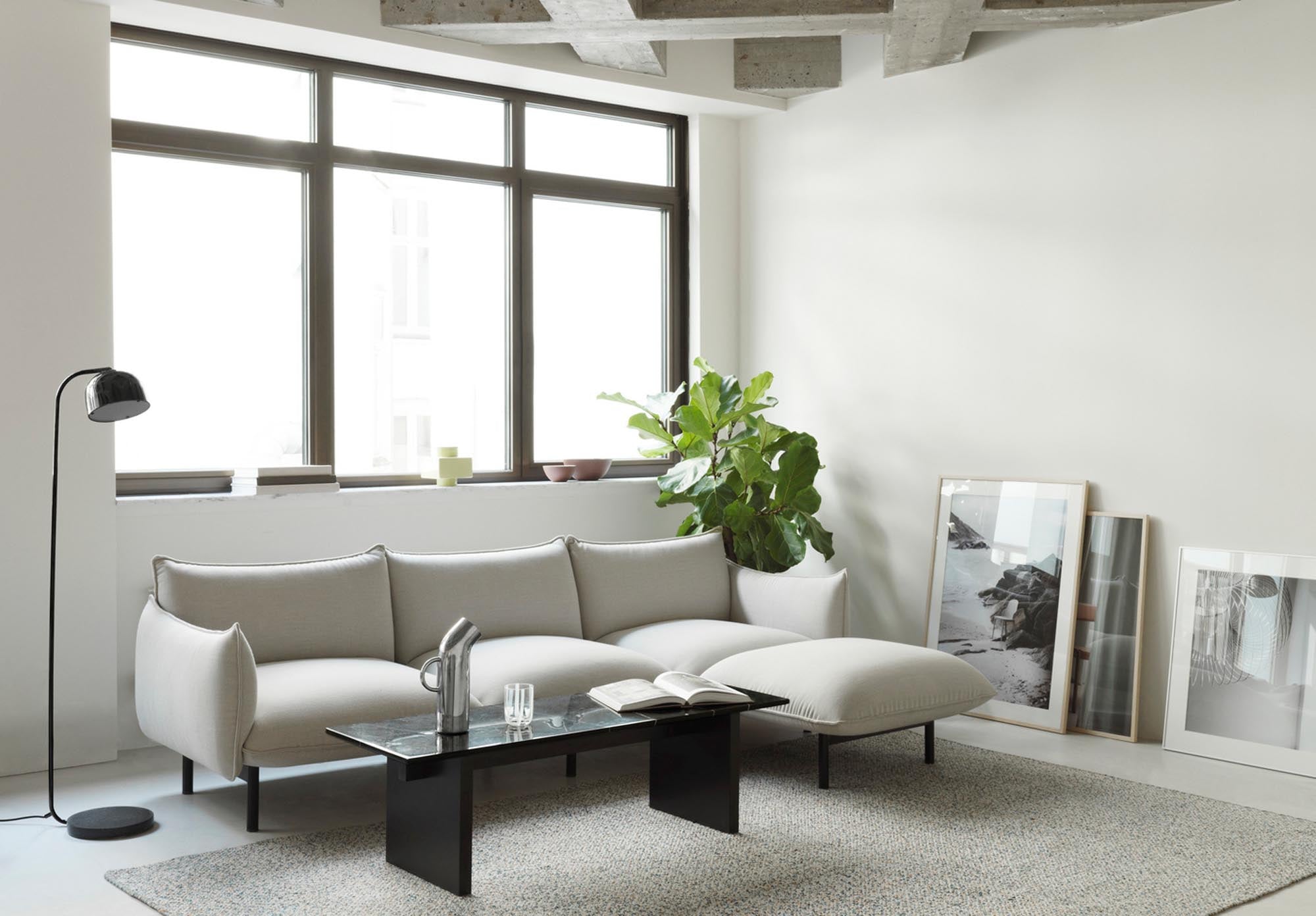 Das Kona Bett von Ferm Living passt perfekt in den modernen Wohnstil skandinavischer Art.