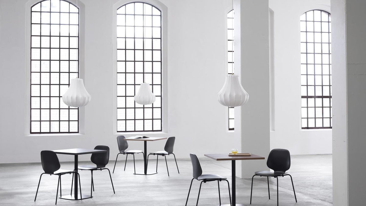 My Chair Barhocker und Stuhl von Normann Copenhagen mit Sitzschale aus Formholz und Gestell aus Eiche oder Chrom