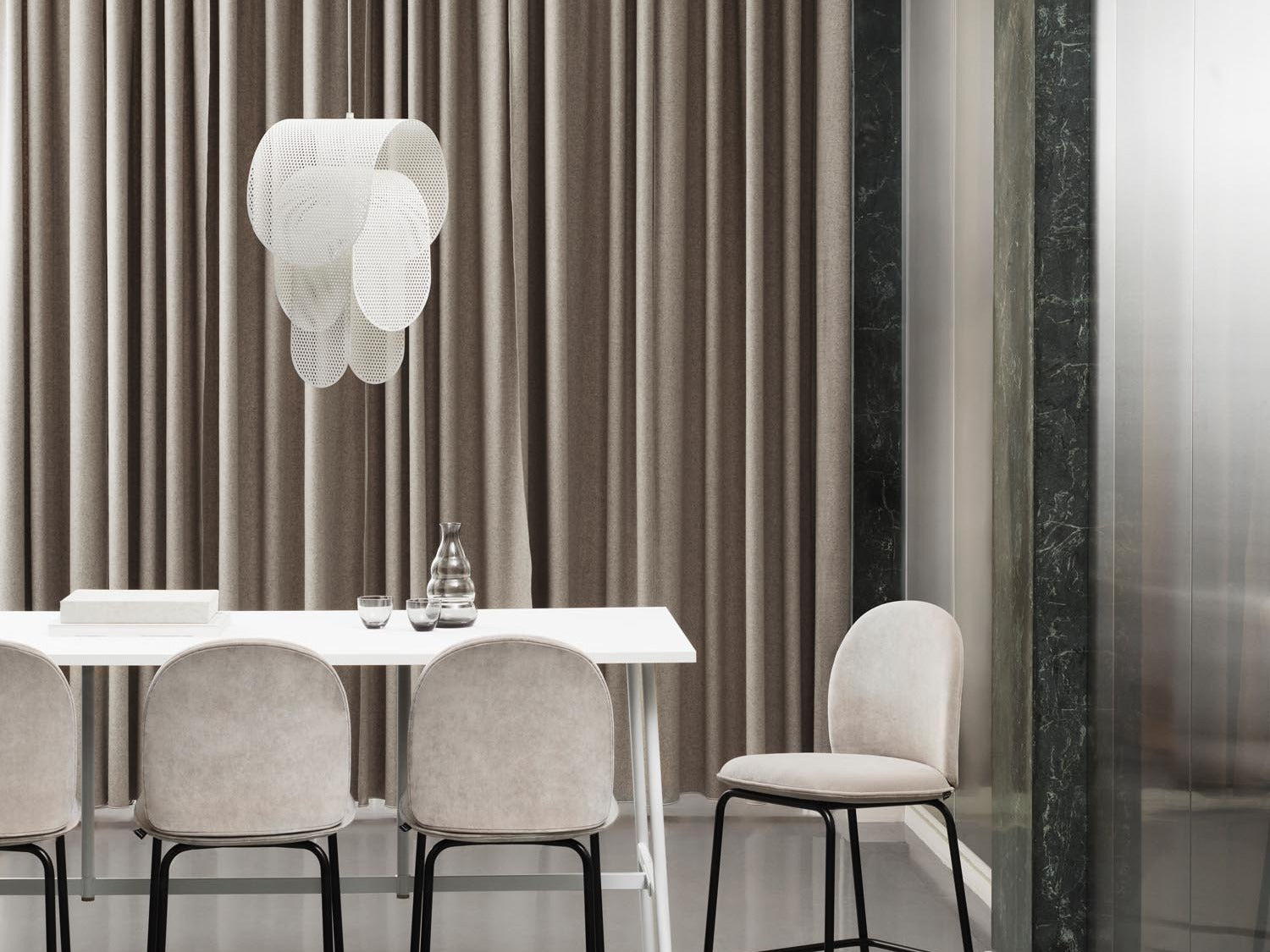 Entdecke die Normann Copenhagen Kollektion: minimalistisches, funktionales skandinavisches Design für dein Zuhause. Hochwertige Möbel, Accessoires und Leuchten.