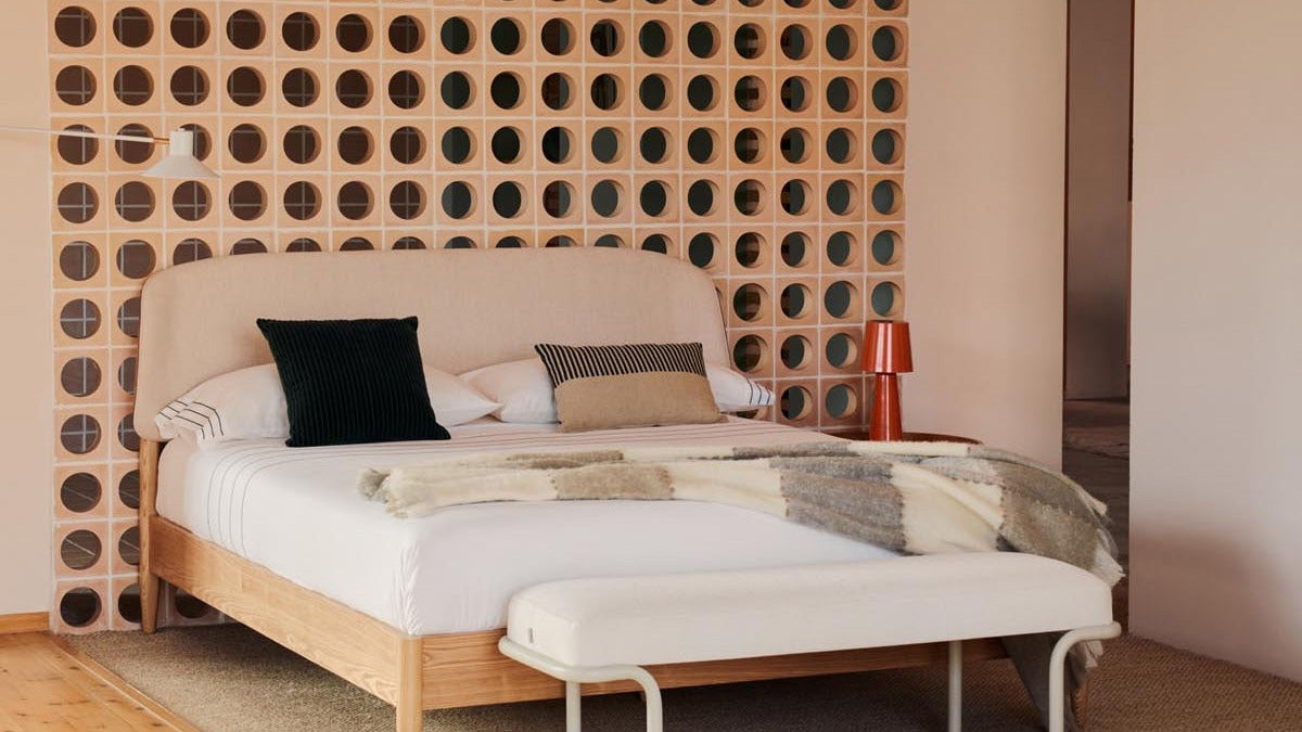 Octavia von Kave Home: Natürlich schlafen mit Stil – Bett, Nachttische & Wandregal aus Eschenfurnier, warme Formen, ruhiges Schlafzimmer-Design.