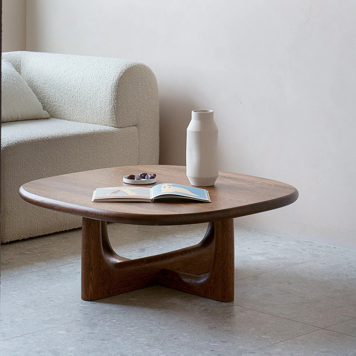 Olfo Couchtisch von Tamo aus massiver Eiche mit skulpturaler Form