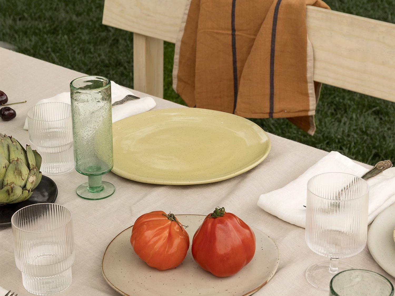 Entdecke das elegante Geschirrset Oli von Ferm Living. Organische Formen, erdige Farbtöne und hohe Qualität für stilvolle Anlässe.