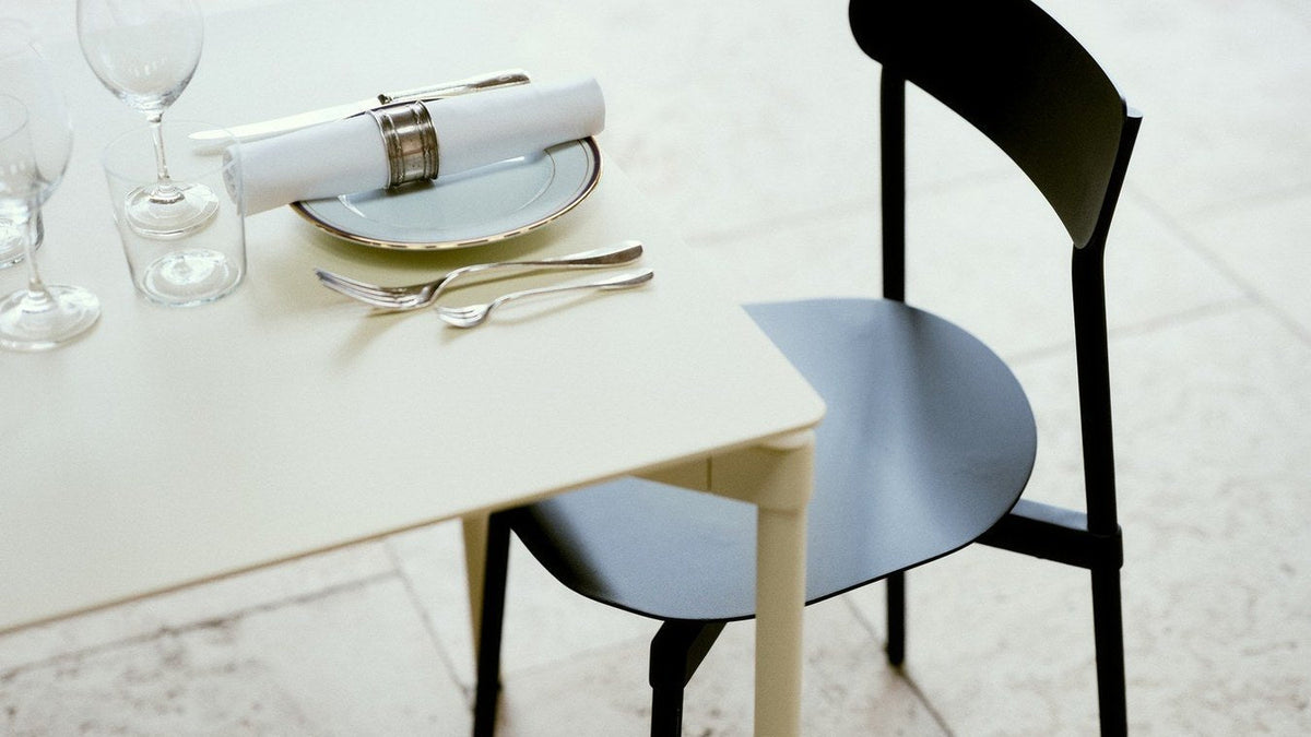 Fromme Kollektion von Petite Friture: Barhocker, Bank und Tisch aus mattem, pulverbeschichtetem Aluminium im Garten