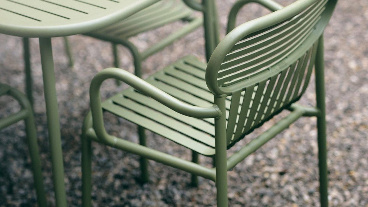 Week-End Outdoor-Möbel von Petite Friture: Gartentisch, Stühle und Bank aus farbigem Aluminium auf einer Terrasse