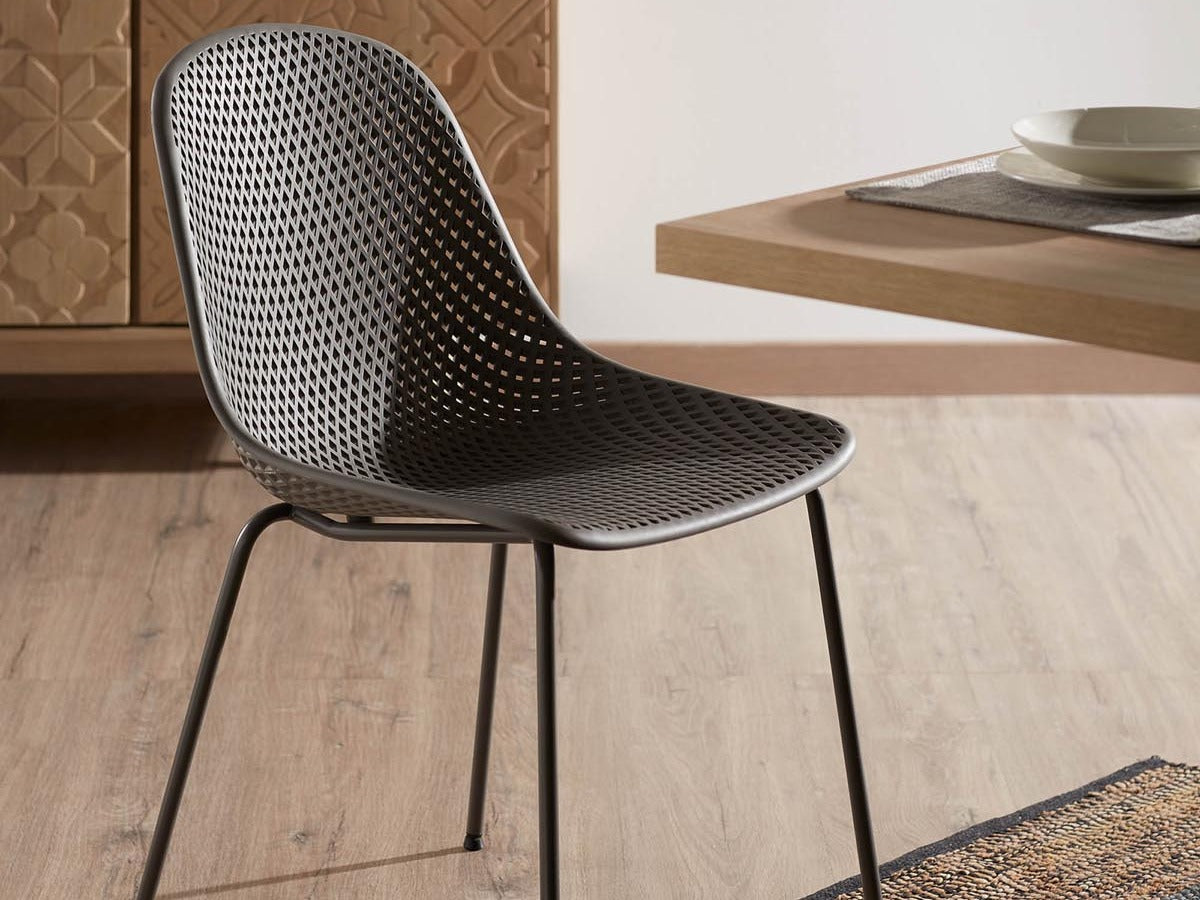 Entdecke die Quinby Kollektion von Kave Home: nachhaltige Outdoor-Stühle aus recyceltem Kunststoff, leicht, stapelbar und wetterfest. Ideal für Terrasse und Gastronomie.