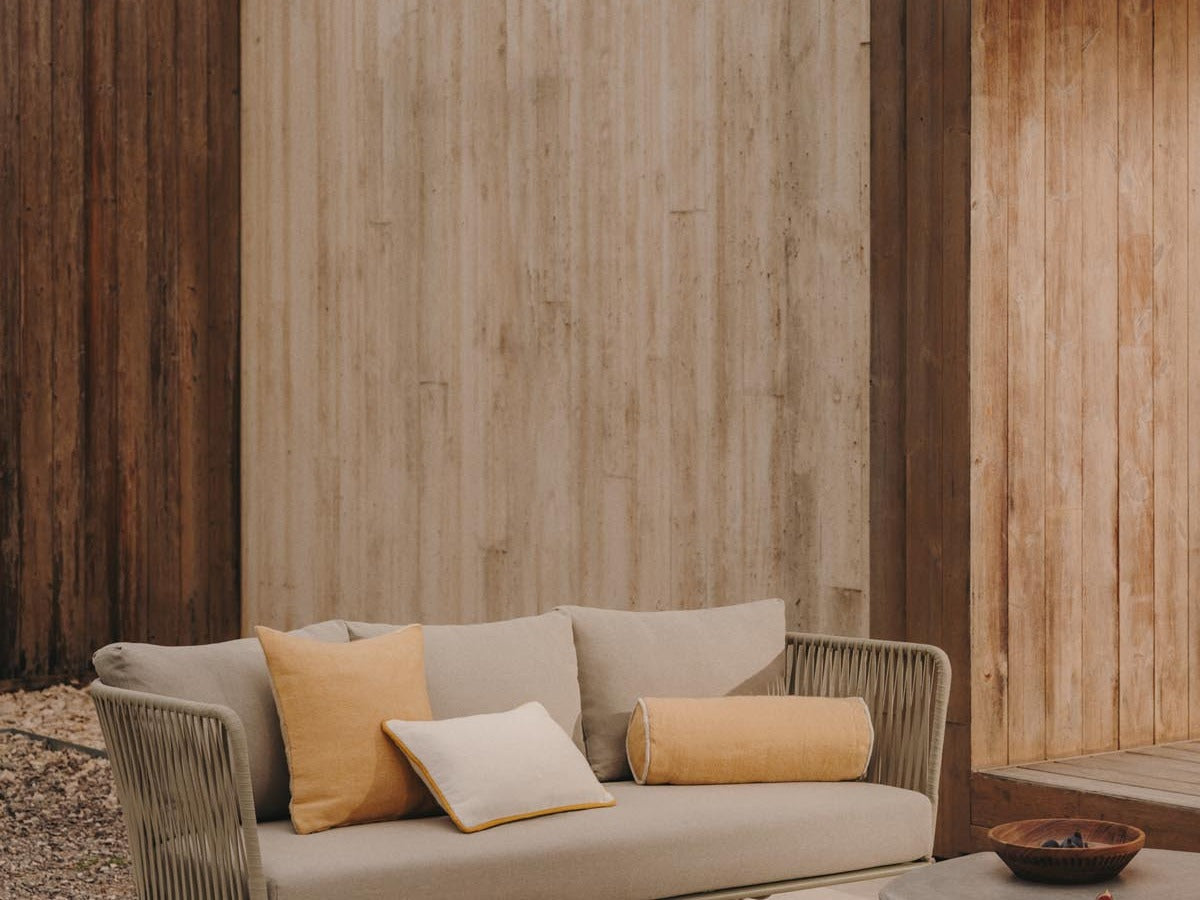 Entdecke die Saconca Kollektion von Kave Home: stilvolle Outdoor-Möbel mit elegantem Seil-Design, ideal für Terrasse und Garten.