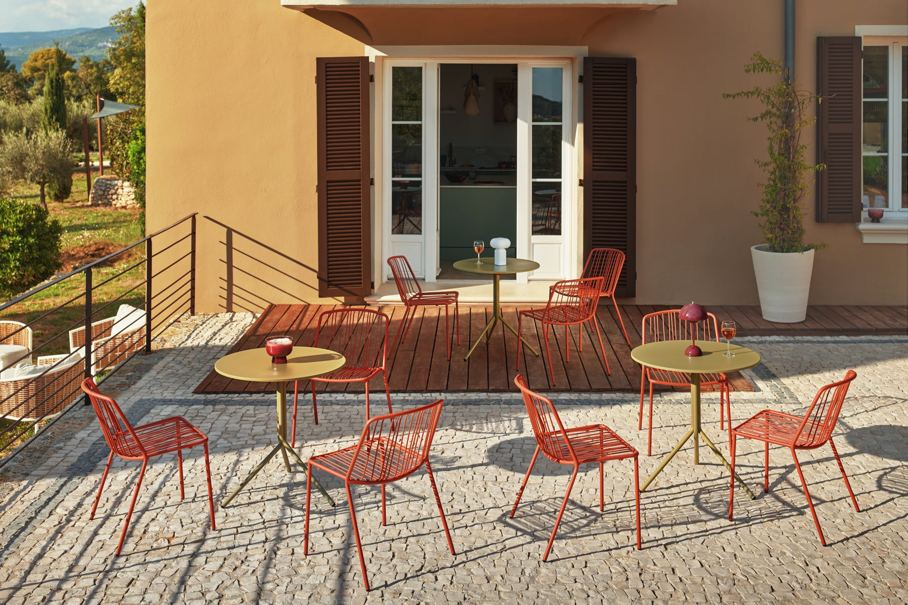 Bris Stühle von MDD mit minimalistischem Design für drinnen und draussen