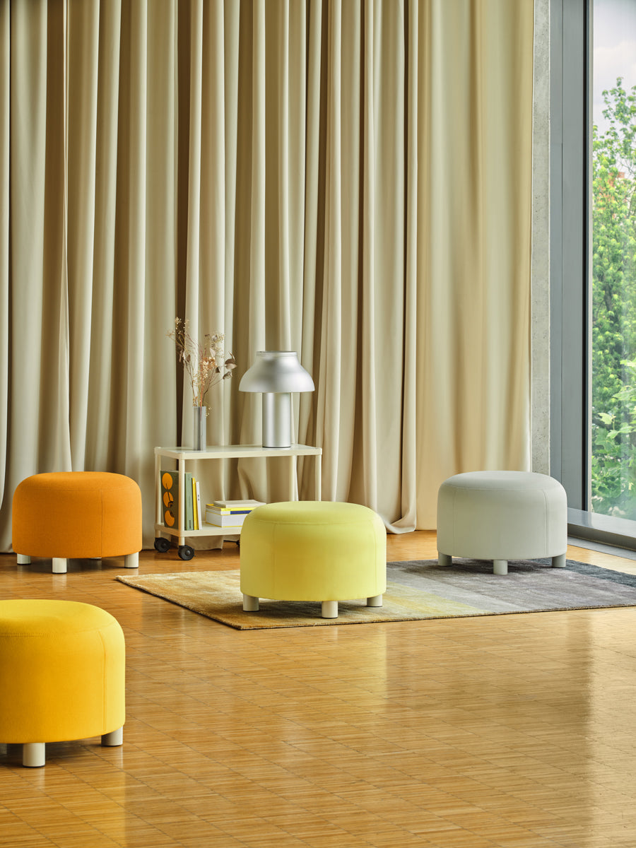 Modulare Dots Poufs von MDD mit Beistelltisch für flexible Loungebereiche