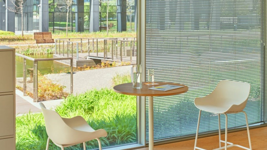 Gobo Hochtisch von MDD mit Barhockern für moderne Begegnungszonen