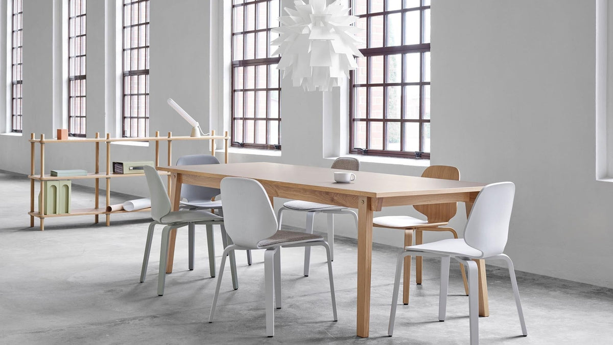Entdecken Sie die Slice Serie von Normann Copenhagen: skandinavische Tische aus Eichenfurnier, ideal für Esszimmer und Home-Office.