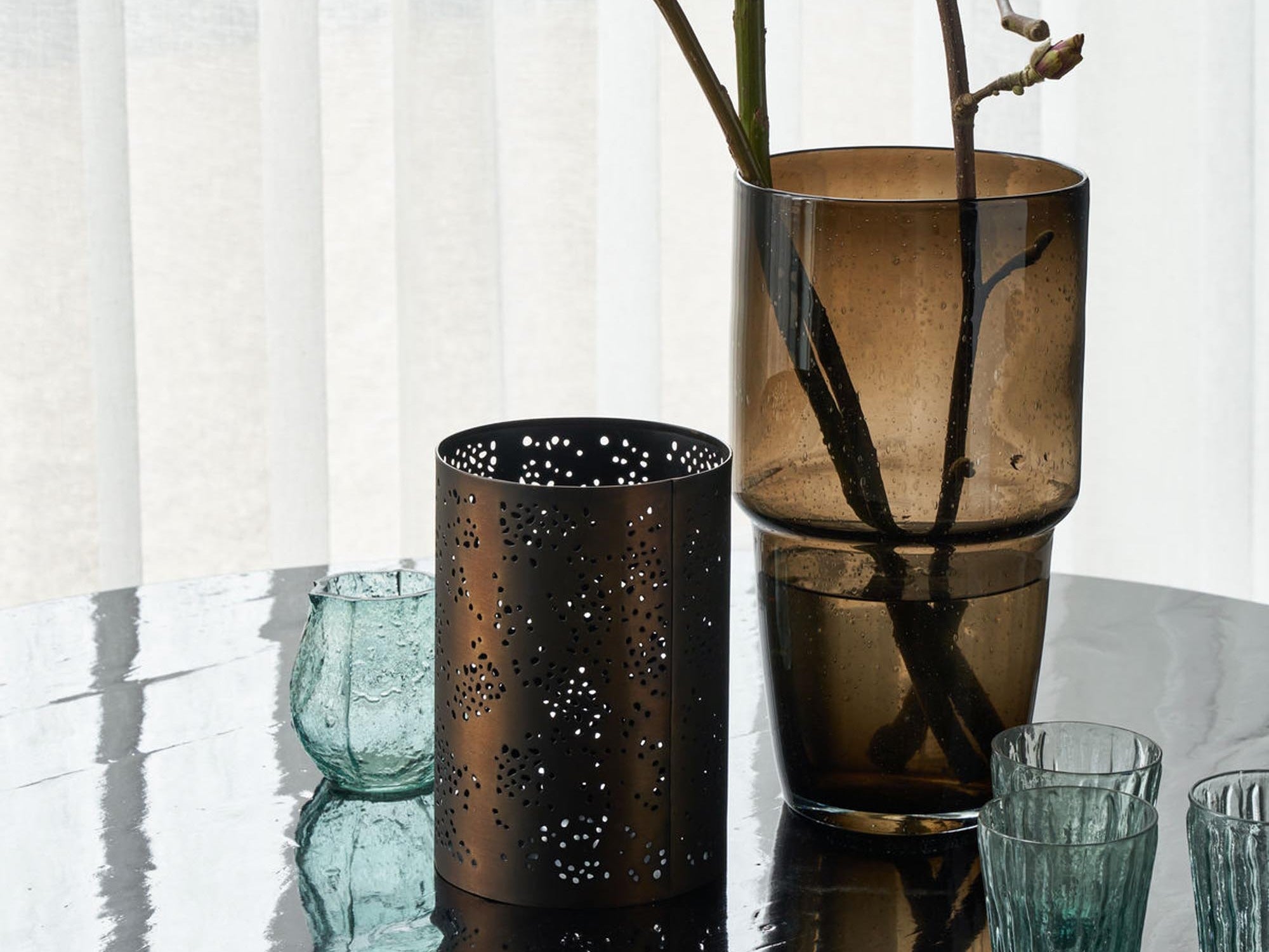 Elegante Stehlampe mit modernem Design, warmem Licht und stilvollem Fuß, ideal für jedes Wohnambiente.