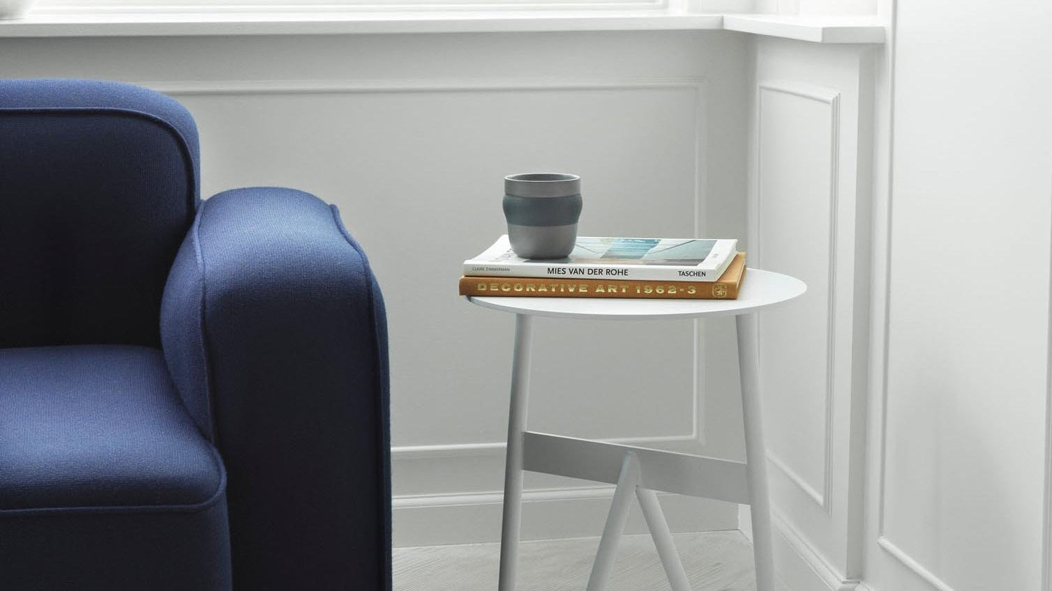 Entdecke die eleganten Beistelltische der Stock-Serie von Normann Copenhagen. Skandinavisches Design, hochwertige Materialien und vielseitige Einsatzmöglichkeiten für dein Zuhause.