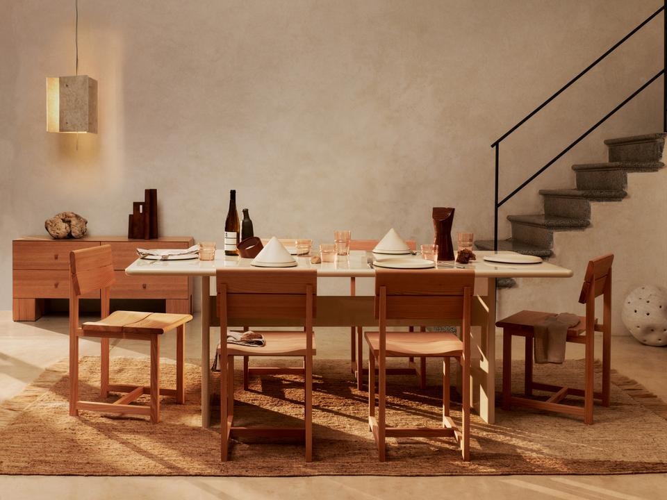 Eleganter Esszimmerstuhl in modernem Design, ideal für stilvolle Essbereiche und gemütliche Dinnerabende.