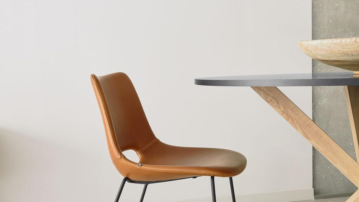 Entdecke die Zahara Kollektion von Kave Home: stilvolle Stühle, Sessel und Barhocker, die moderne Eleganz und Komfort vereinen.
