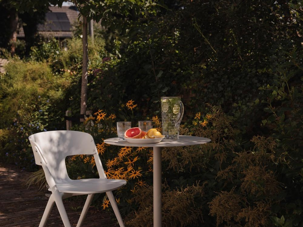 Elegante Zuiver Outdoor Möbel in modernem Design, ideal für stilvolle Terrassen und Gärten, wetterfest und funktional.