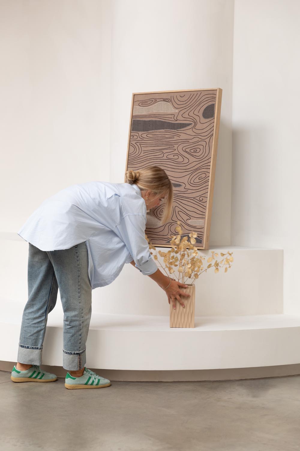 Entdecken Sie die Riley Vase von Zuiver – ein elegantes Kunstwerk mit 3D-Relief, ideal für frische Blumen und jeden Einrichtungsstil.