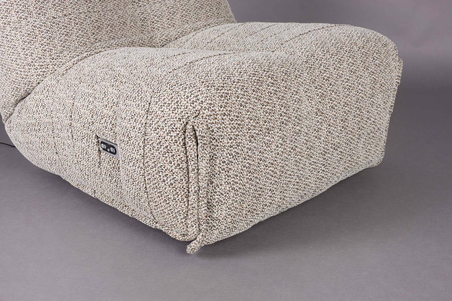 Entspanne im stilvollen Hamilton Loungesessel von Dutchbone. Verstellbare Rückenlehne und luxuriöse Polsterung für höchsten Komfort.