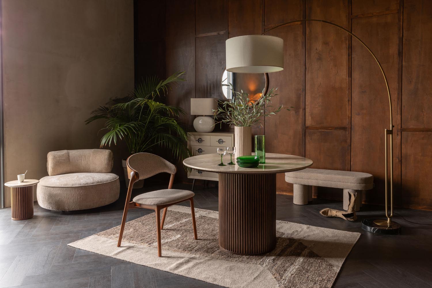 Entdecken Sie die Dutchbone Fern Bank: Ein stilvoller Hocker mit luxuriösem Stoff, ideal für jeden Raum. Funktionalität und Eleganz vereint.