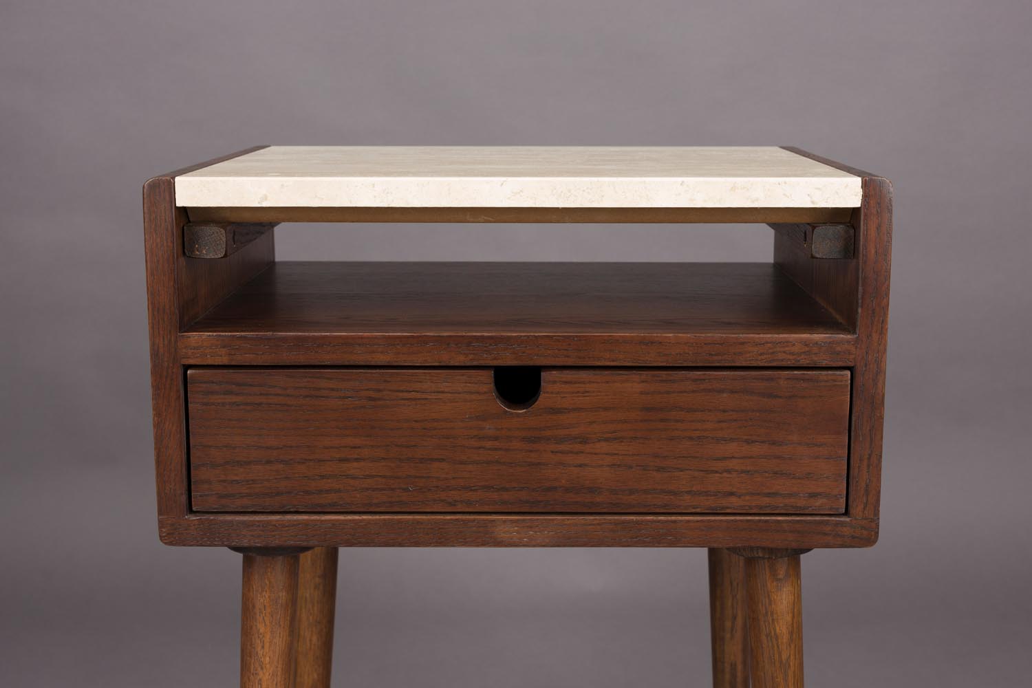 Moderner Dutchbone Arda Tisch: Vielseitig und funktional im Design.