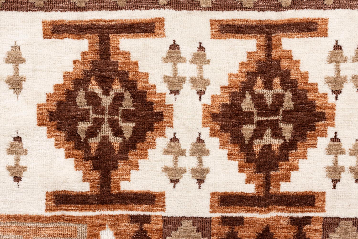 Luxuriöser Dutchbone Teppich 200x300 in warmem Mahagonibraun.