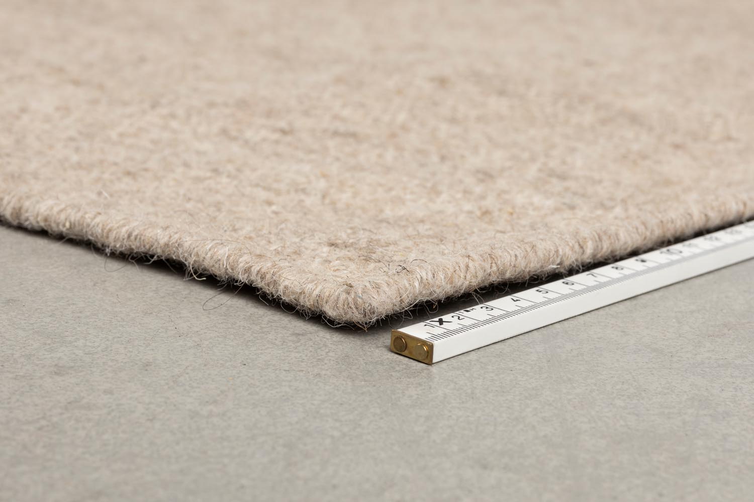 Der Briton Teppich 200x300 von Dutchbone kombiniert edle Materialien und meisterhafte Handwerkskunst, um Ihrem Zuhause Stil und Gemütlichkeit zu schenken.