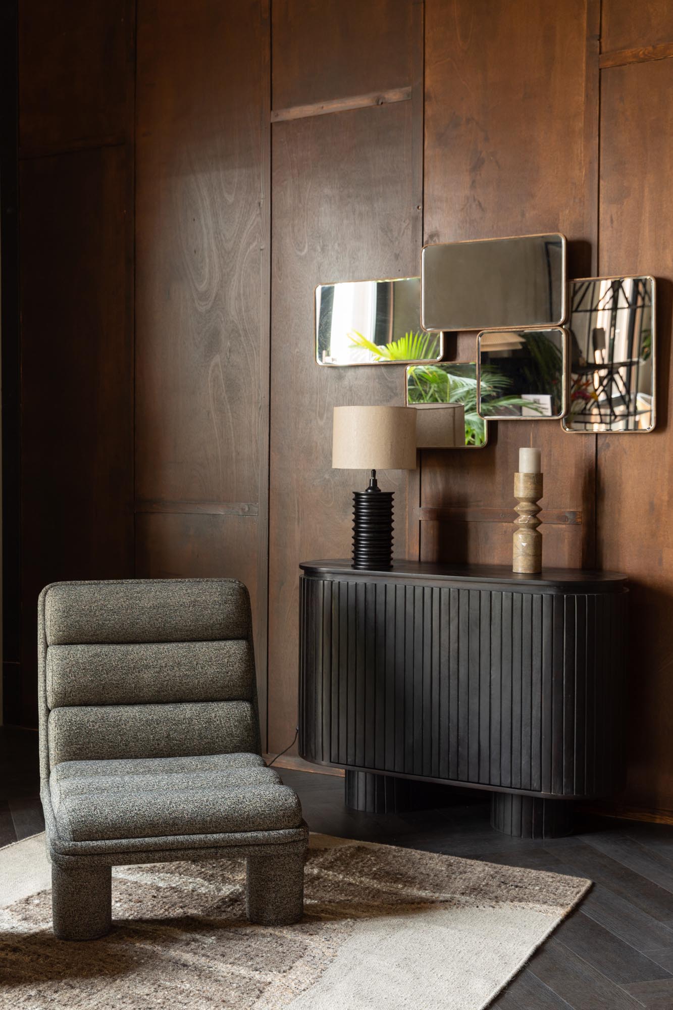 Entdecken Sie den Briton Teppich 200x300 von Dutchbone – ein stilvolles, handgewebtes Wohnaccessoire aus hochwertiger Wolle, das jedem Raum Wärme und Eleganz verleiht.