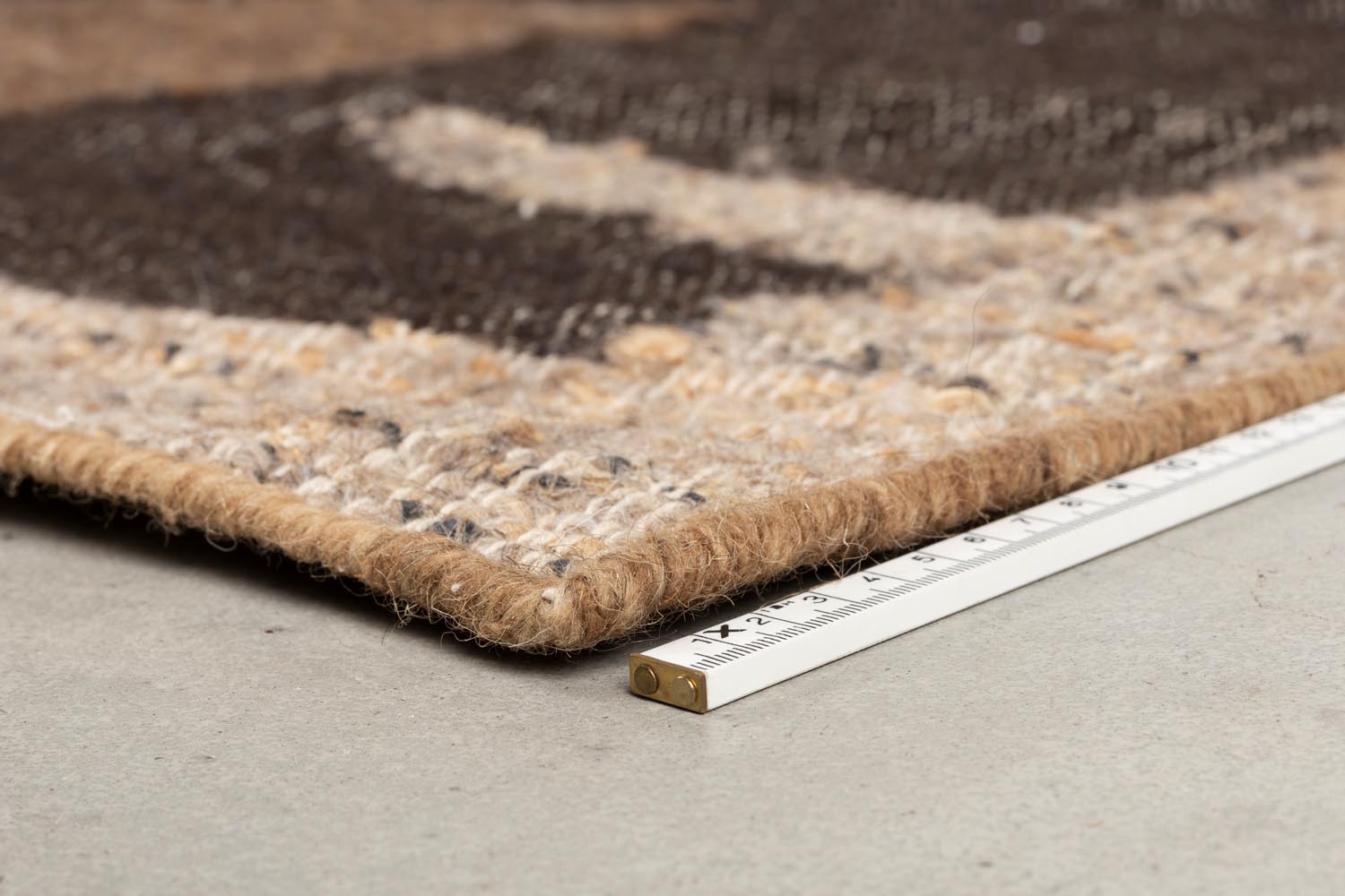 Der Briton Teppich 200x300 von Dutchbone bietet mit seiner hochwertigen Wolle und einzigartigen Handwerkskunst eine stilvolle, einladende Atmosphäre für jedes Zuhause.