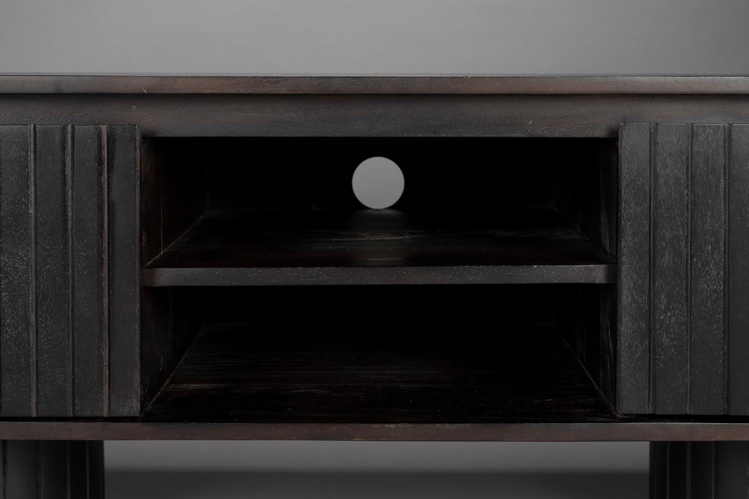 Entdecken Sie das Kenji Sideboard von Dutchbone: Ein stilvolles Möbelstück aus Akazienholz, das modernes Design und asiatischen Charme vereint. Mit 2 Schubladen und einem Schrank bietet es praktischen Stauraum für Ihr Zuhause.