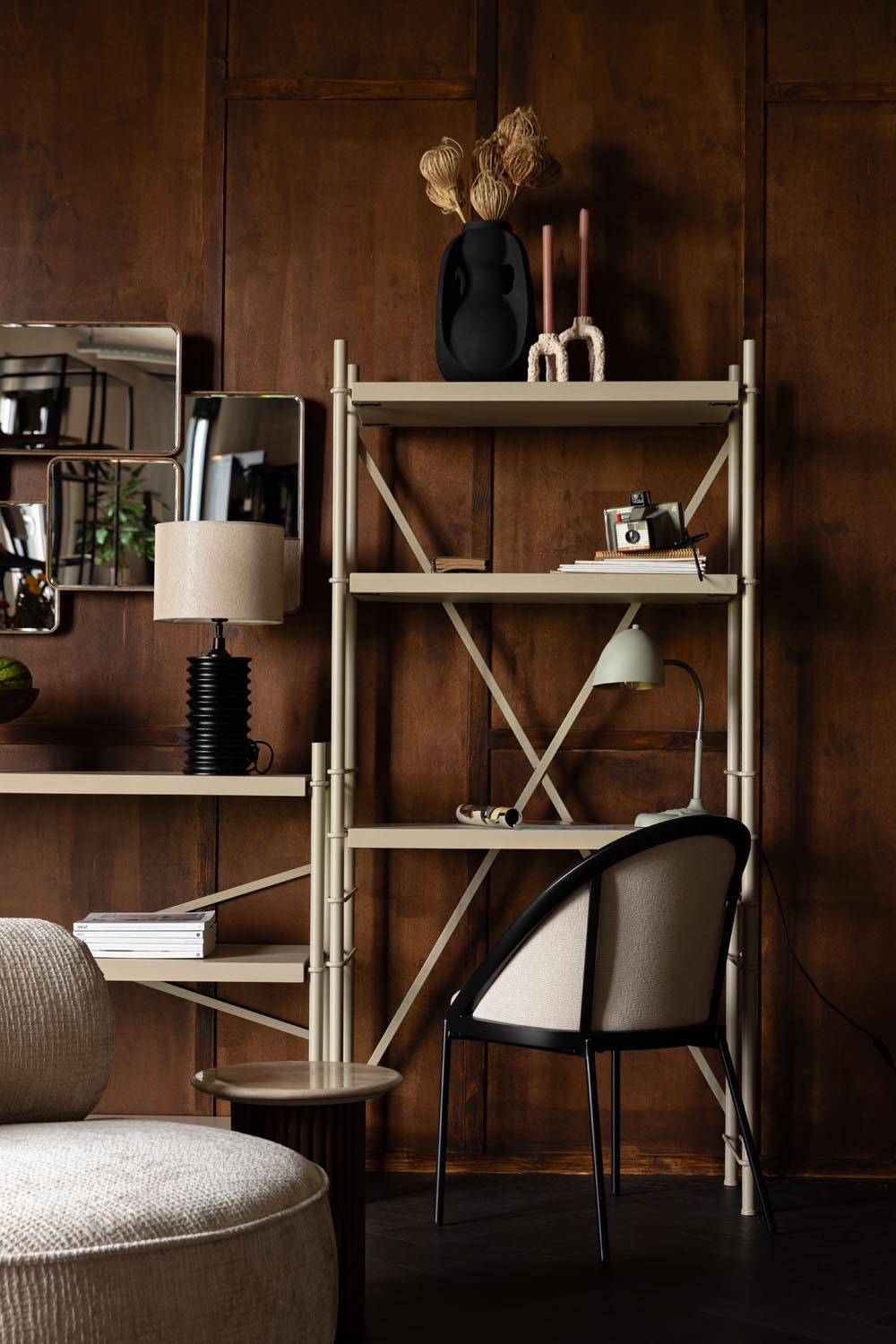 Entdecken Sie das Iron Regal Low von Dutchbone: Ein elegantes, langlebiges Regal aus Gummiholz, perfekt für jeden Raum und vielseitig einsetzbar.