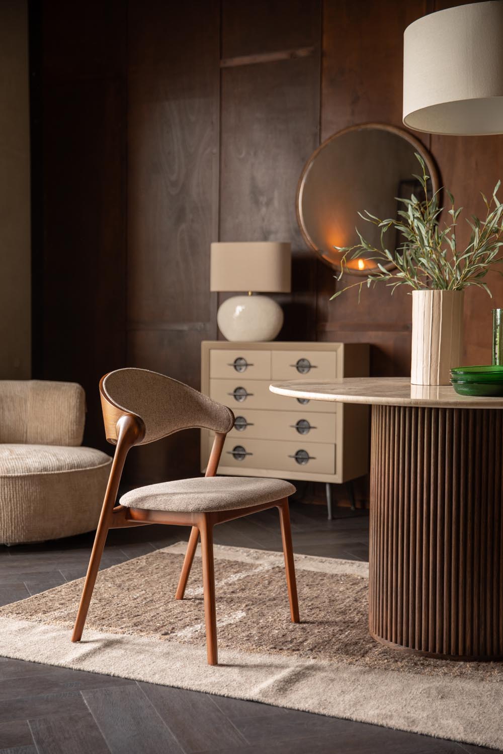 Luxuriöser Babington Stuhl: Samtkomfort trifft auf robustes Design.