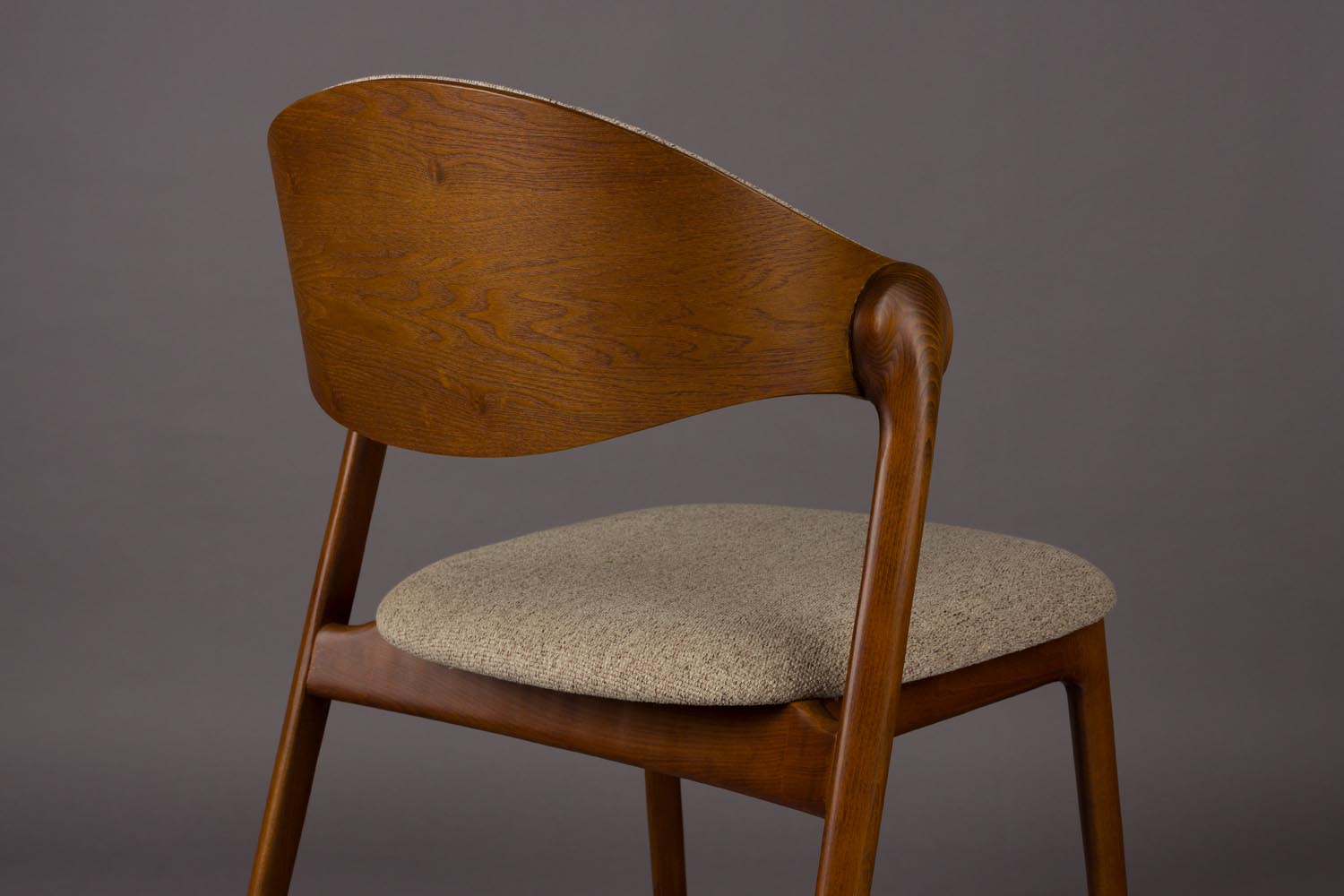 Eleganter Babington Stuhl von Dutchbone: Ergonomisches Design, edler Samt und robustes Buchenholz für höchsten Komfort und Stil im Esszimmer.