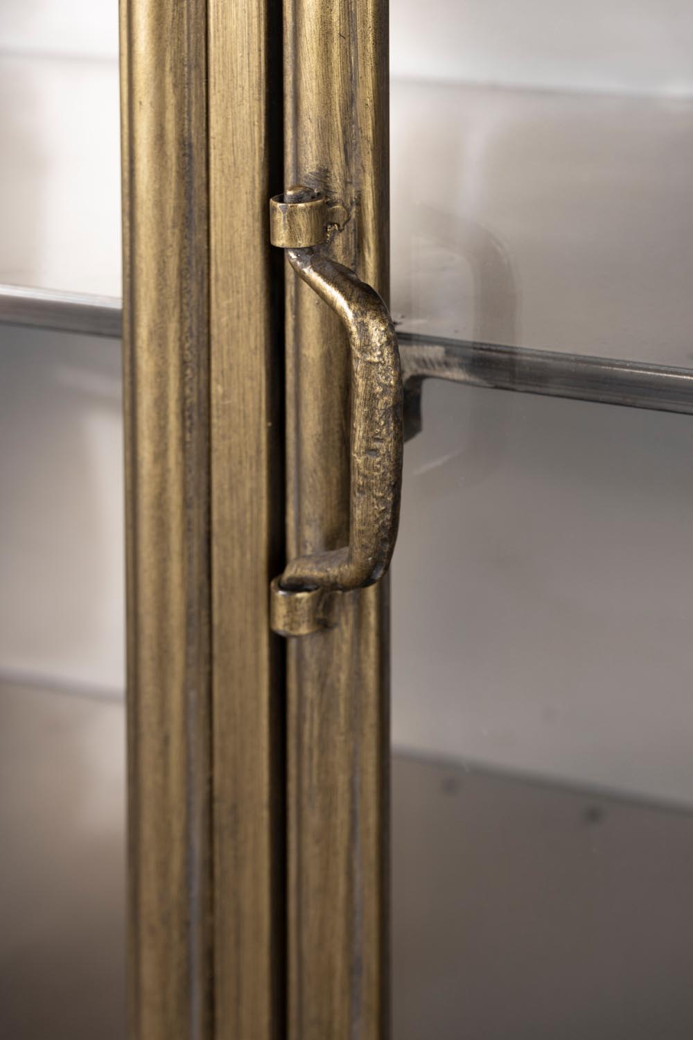 Gertlush Sideboard: Elegantes Möbelstück aus Holz und Eisen, ideal für stilvolle Ordnung in jedem Raum.