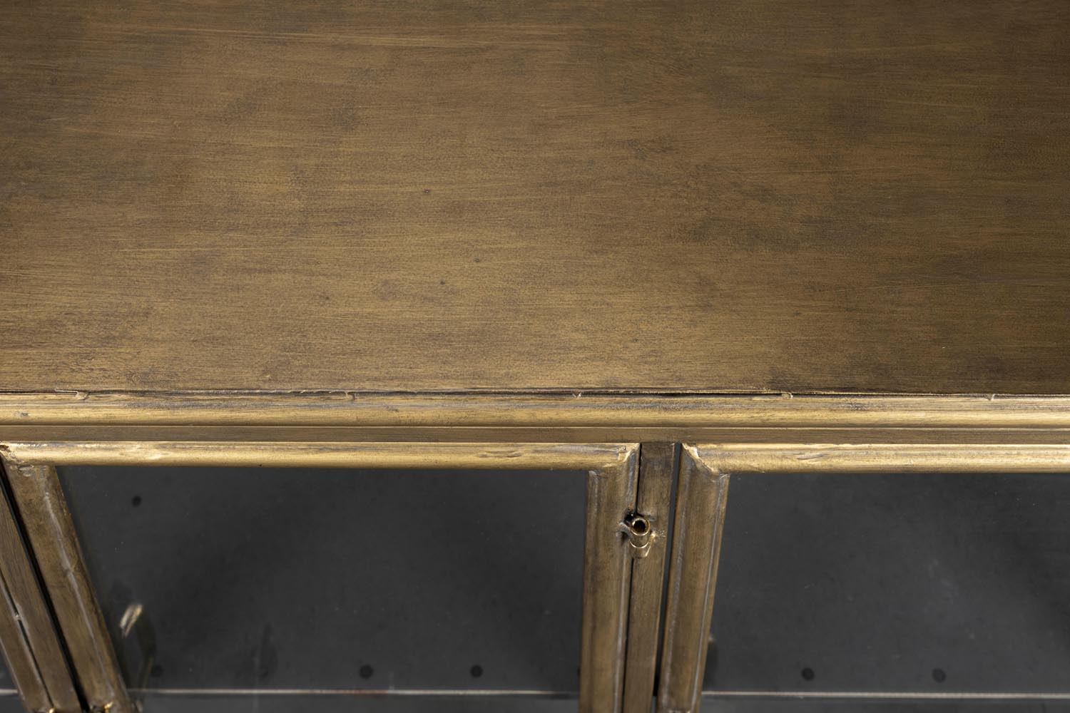 Gertlush Sideboard: Stilvolle Aufbewahrung mit niederländischem Flair.