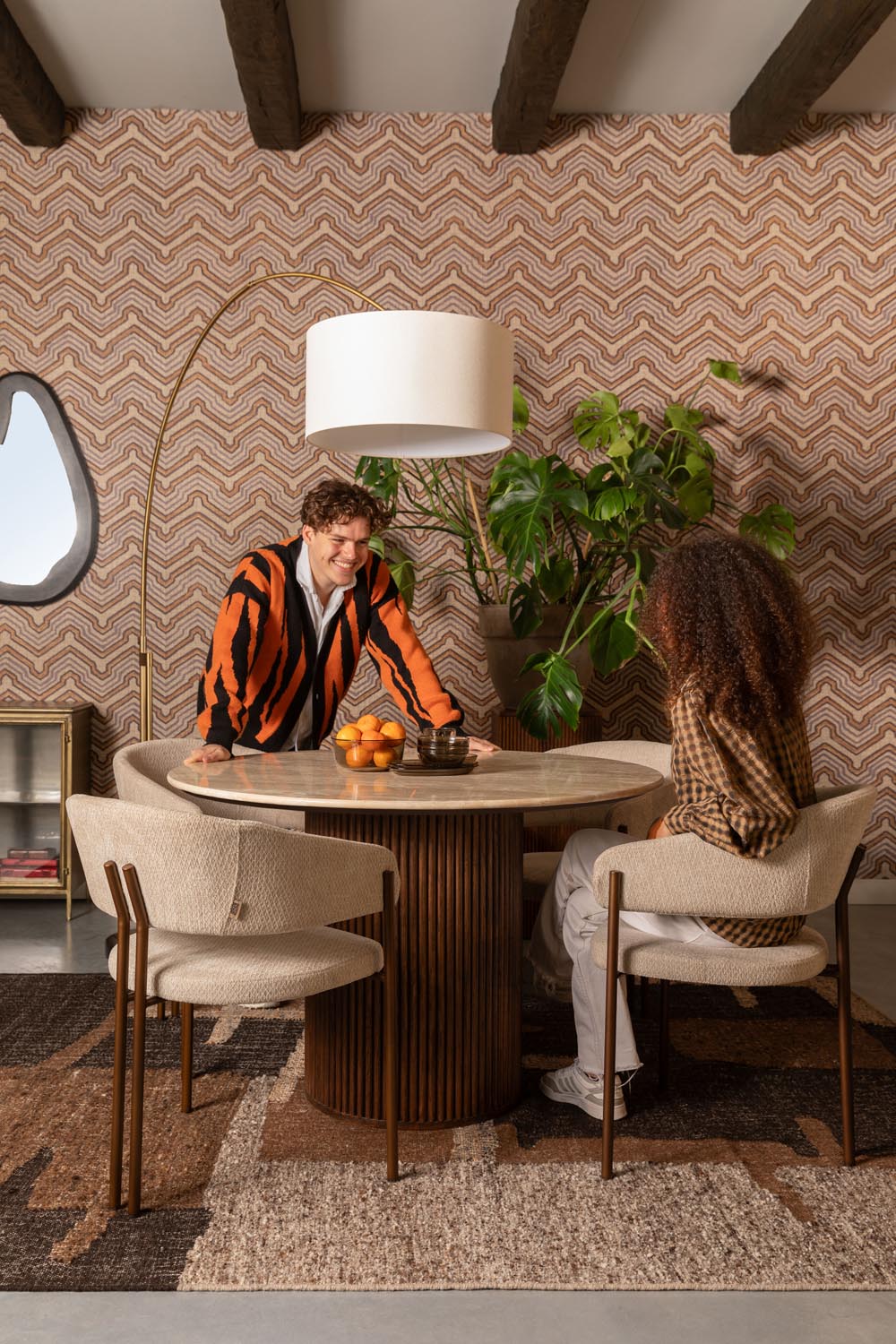 Naida Stuhl von Dutchbone: Eleganter Esszimmerstuhl mit bequemer Polsterung und robustem Metallrahmen für stilvolles Wohnen.