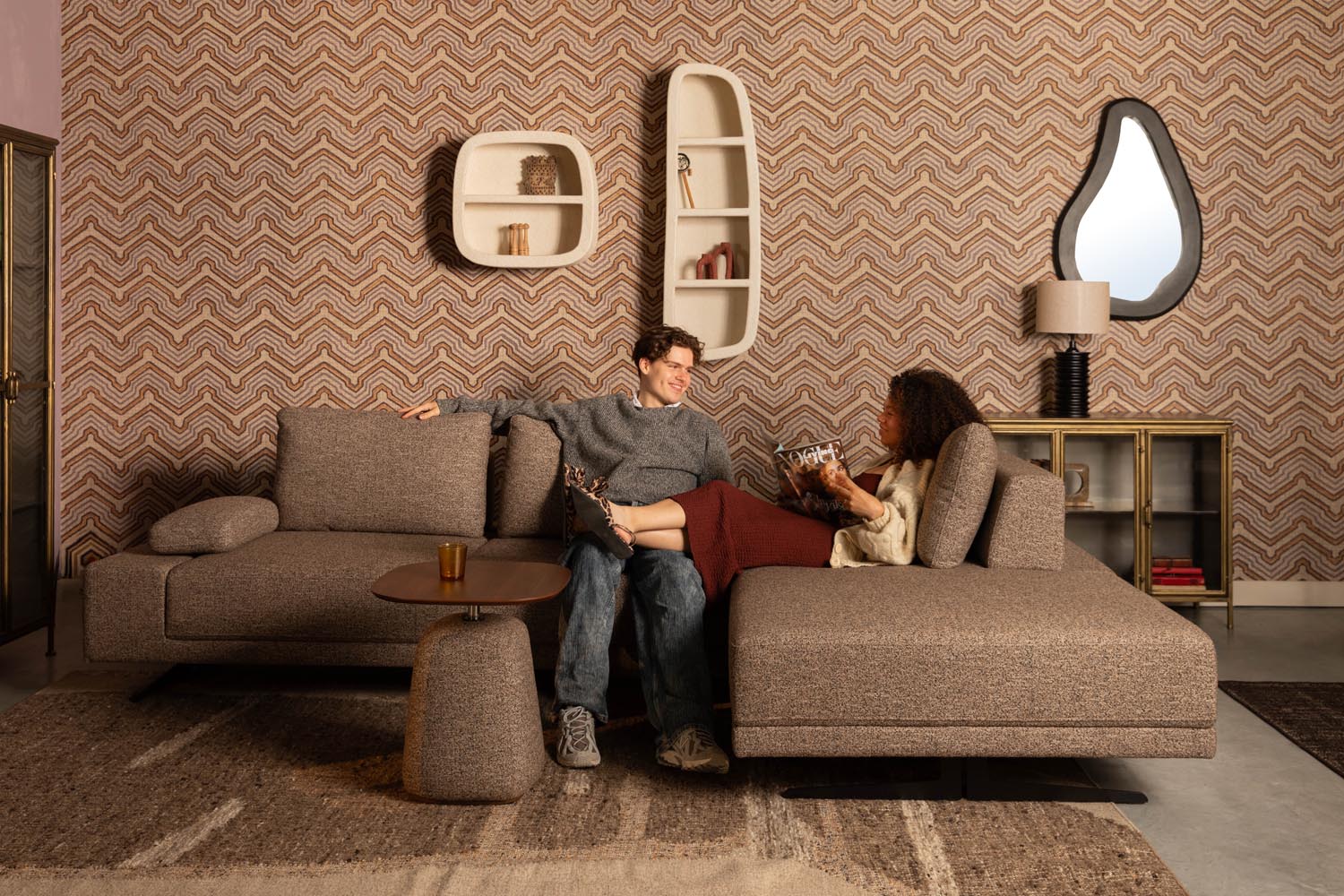 Entdecken Sie das Shelly Sofa Right Chaise Longue von Dutchbone – stilvolles Design, hoher Komfort und perfekte Funktionalität für Ihr Wohnzimmer.