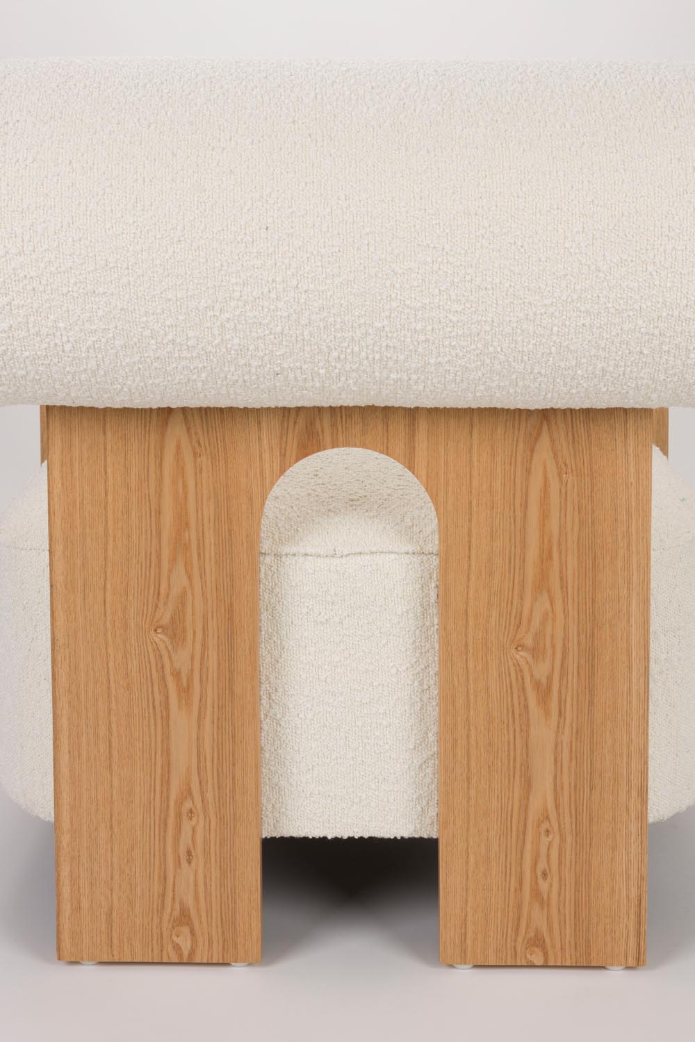 Erlebe den Oolong Sessel von Zuiver – ein elegantes Möbelstück mit runden Formen und einem gemütlichen Bouclé-Bezug, das jeden Raum aufwertet.