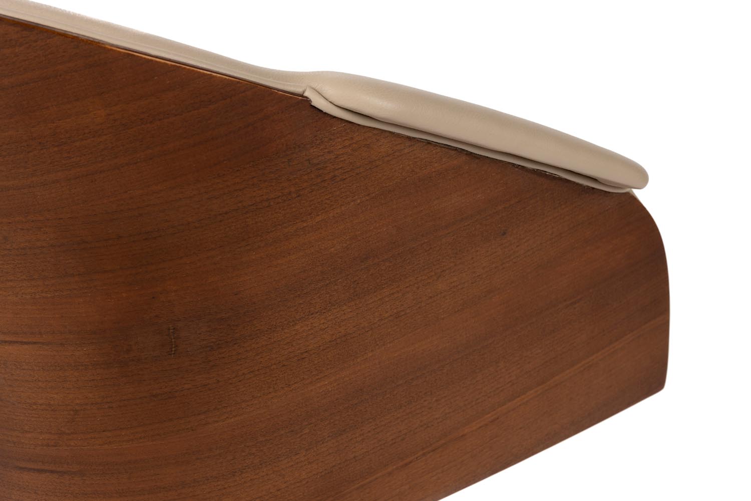 Genießen Sie ultimativen Komfort im Frie Sessel von Zuiver – ein elegantes Design aus Leder und nussbaumfarbenem Holz für Ihr stilvolles Zuhause.