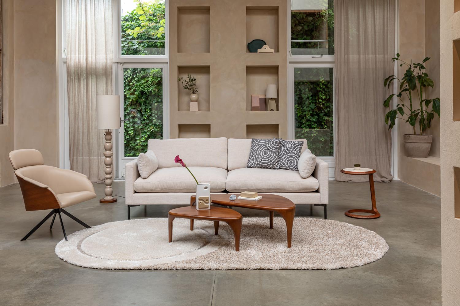 Moderner Frie Sessel von Zuiver mit stilvollem Walnussholz-Design.