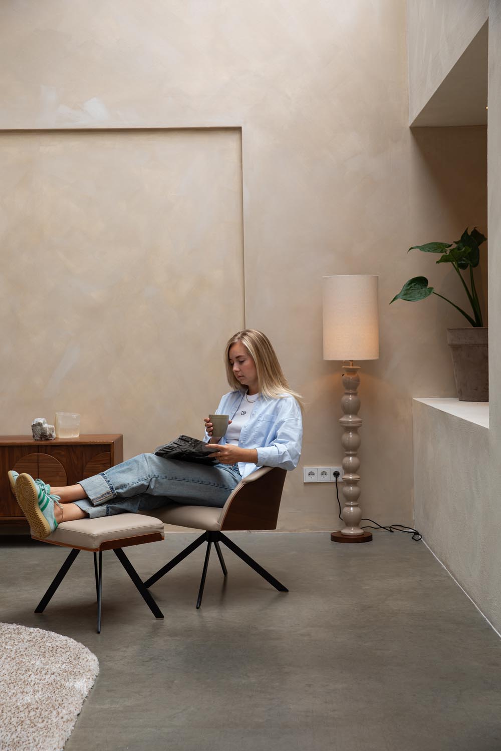 Eleganter Frie Sessel von Zuiver mit luxuriösem Walnussholz-Finish.