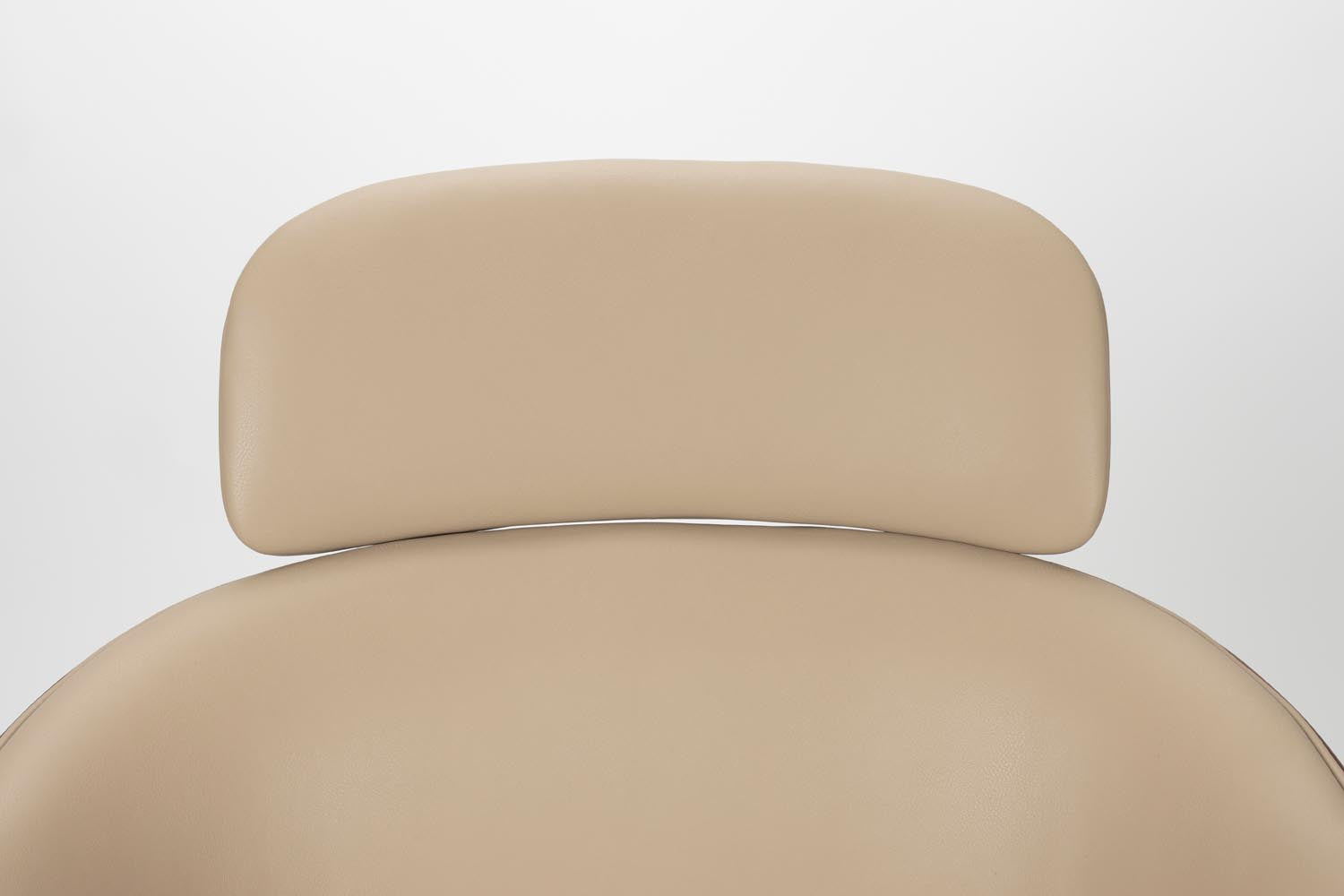 Entspannen Sie stilvoll im Frie Sessel von Zuiver – eine harmonische Kombination aus edlem Leder und nussbaumfarbenem Holz für Ihr Zuhause.