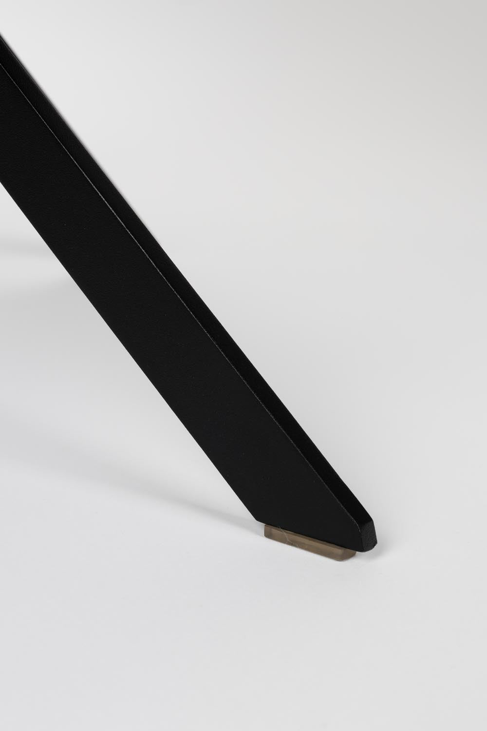 Entspannen Sie stilvoll mit dem Frie Hocker von Zuiver. Elegantes Design aus Leder und Nussbaumholz für Ihr Zuhause.