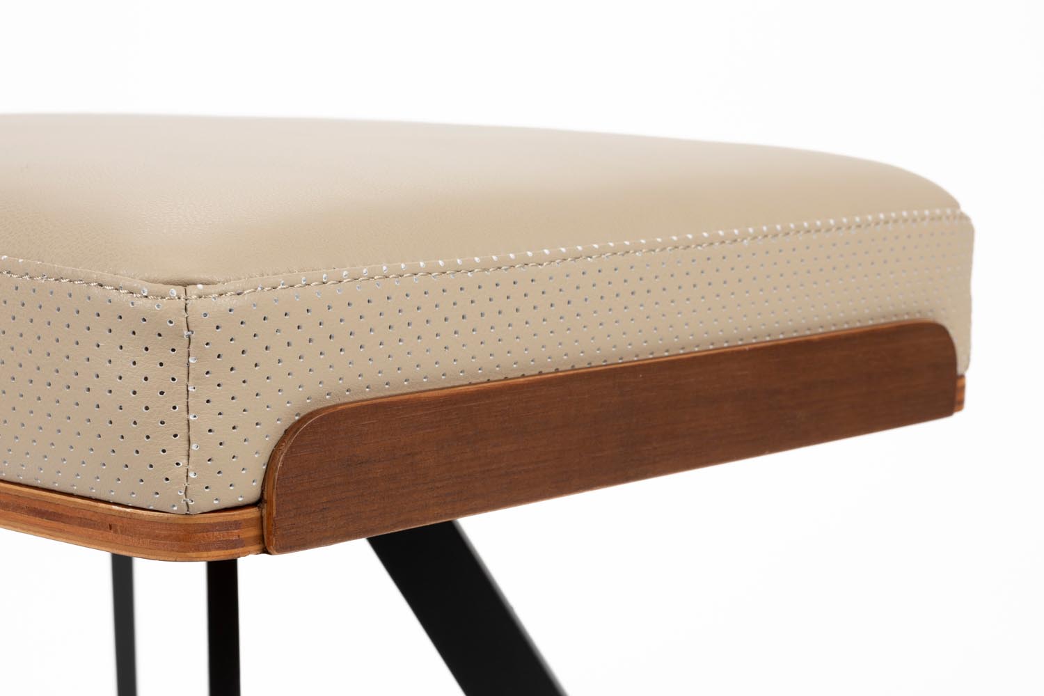 Genießen Sie den Frie Hocker von Zuiver – eine stilvolle Ergänzung aus hochwertigem Leder und nussbaumfarbenem Holz für ultimativen Komfort.