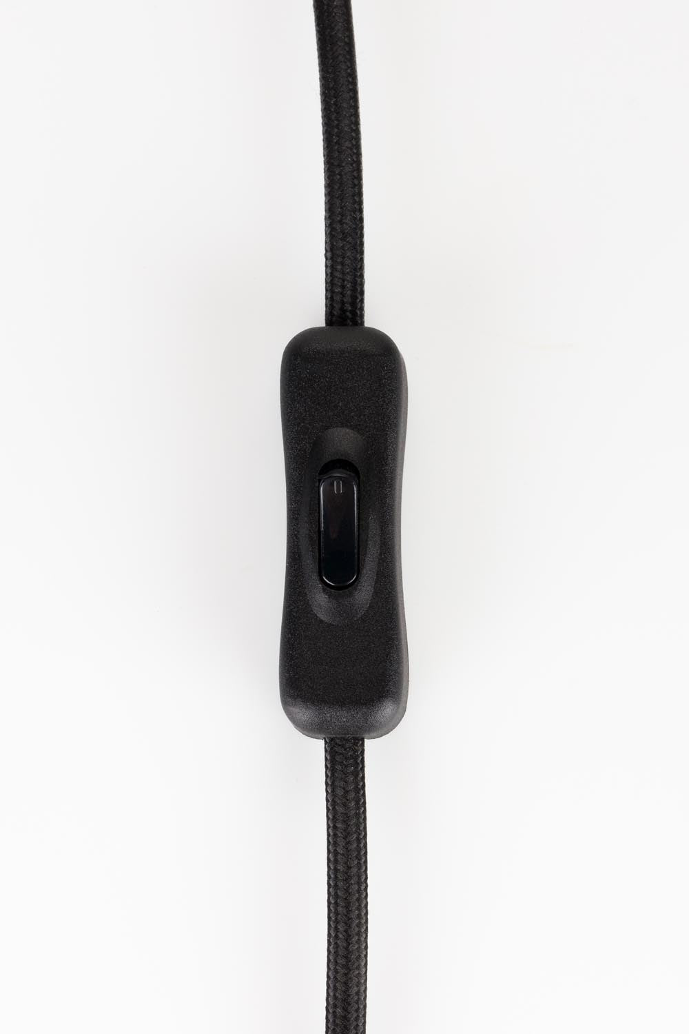 Entdecken Sie die Bibi Tischleuchte von Zuiver: Einzigartiges Design mit organischem Keramikfuß und warmem Leinenschirm für eine gemütliche Atmosphäre.