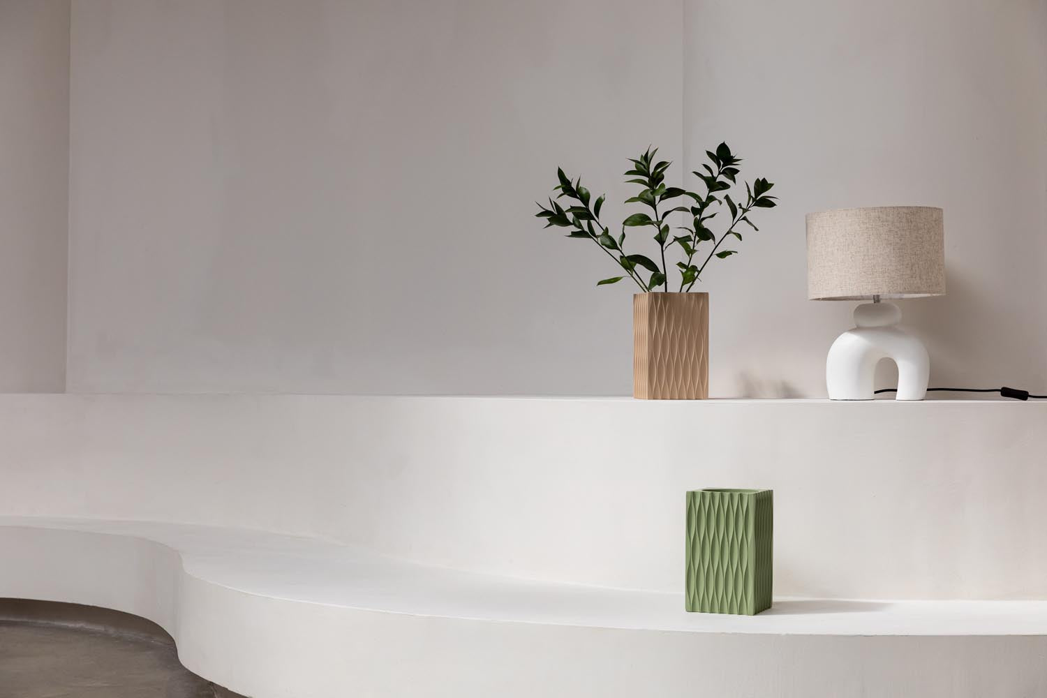 Bibi Tischleuchte: Modernes Design mit Keramik und Leinen.