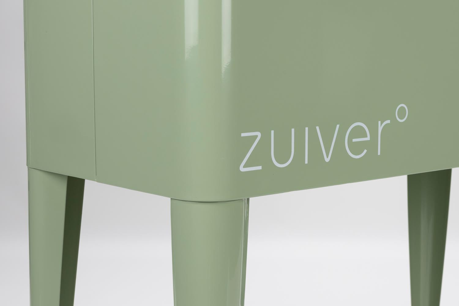 Der Zuiver Cooler Be Cool: Ideal für Gartenpartys, hält Getränke und Snacks kühl, mobil mit Rädern und stilvollem Design.