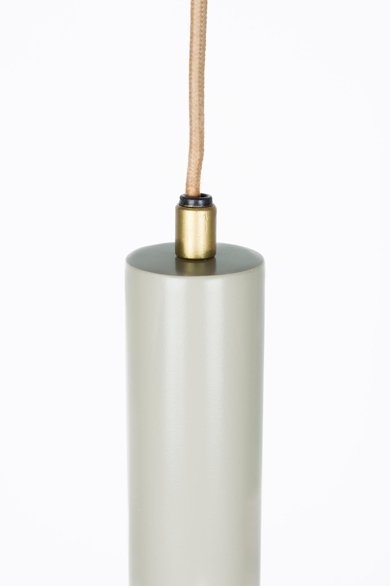 Die Duct M Pendelleuchte vereint minimalistisches Design mit robuster Eisenkonstruktion für stilvolle Beleuchtung.