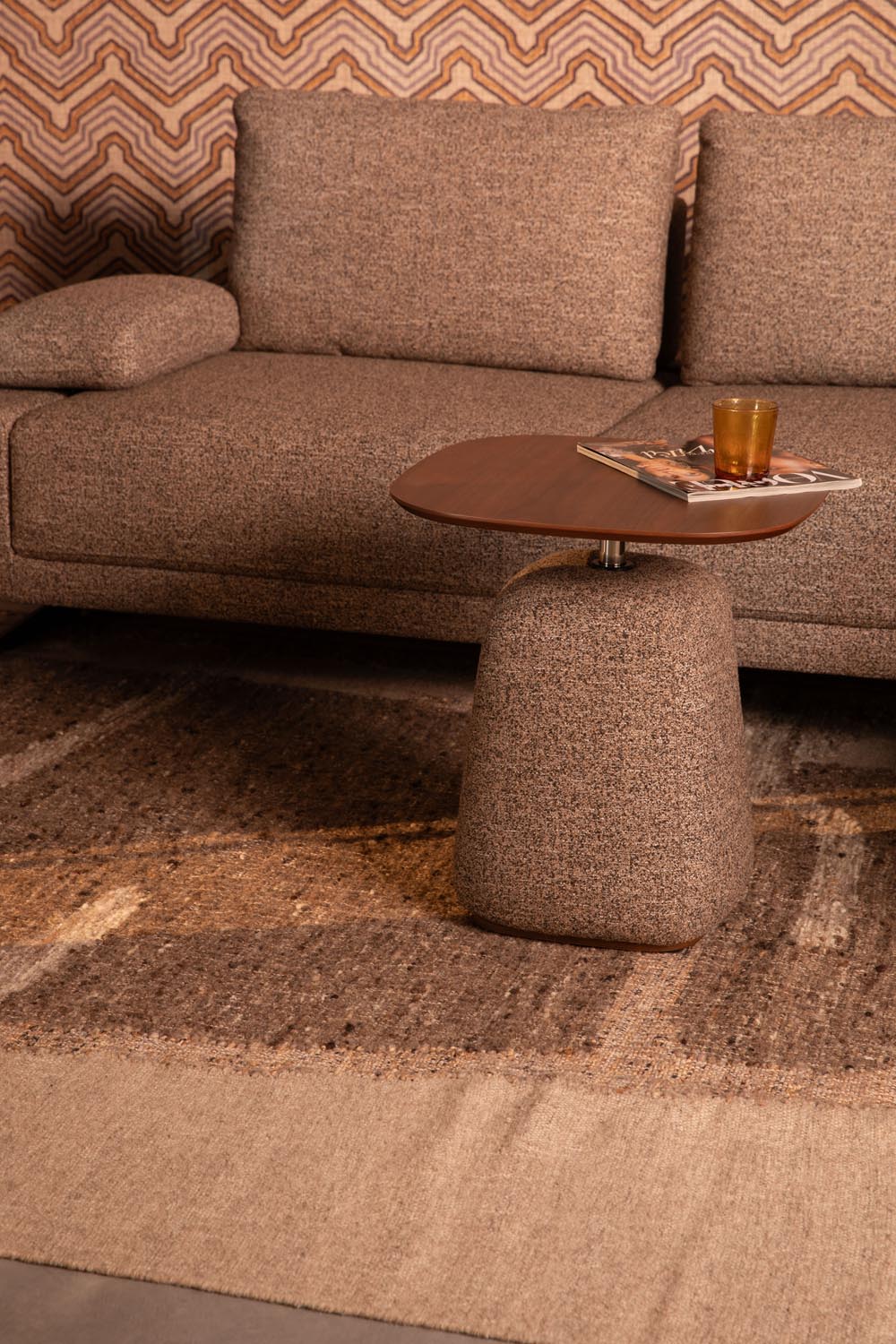 Stilvoller Dutchbone Shelly Tisch mit einzigartigem Design.