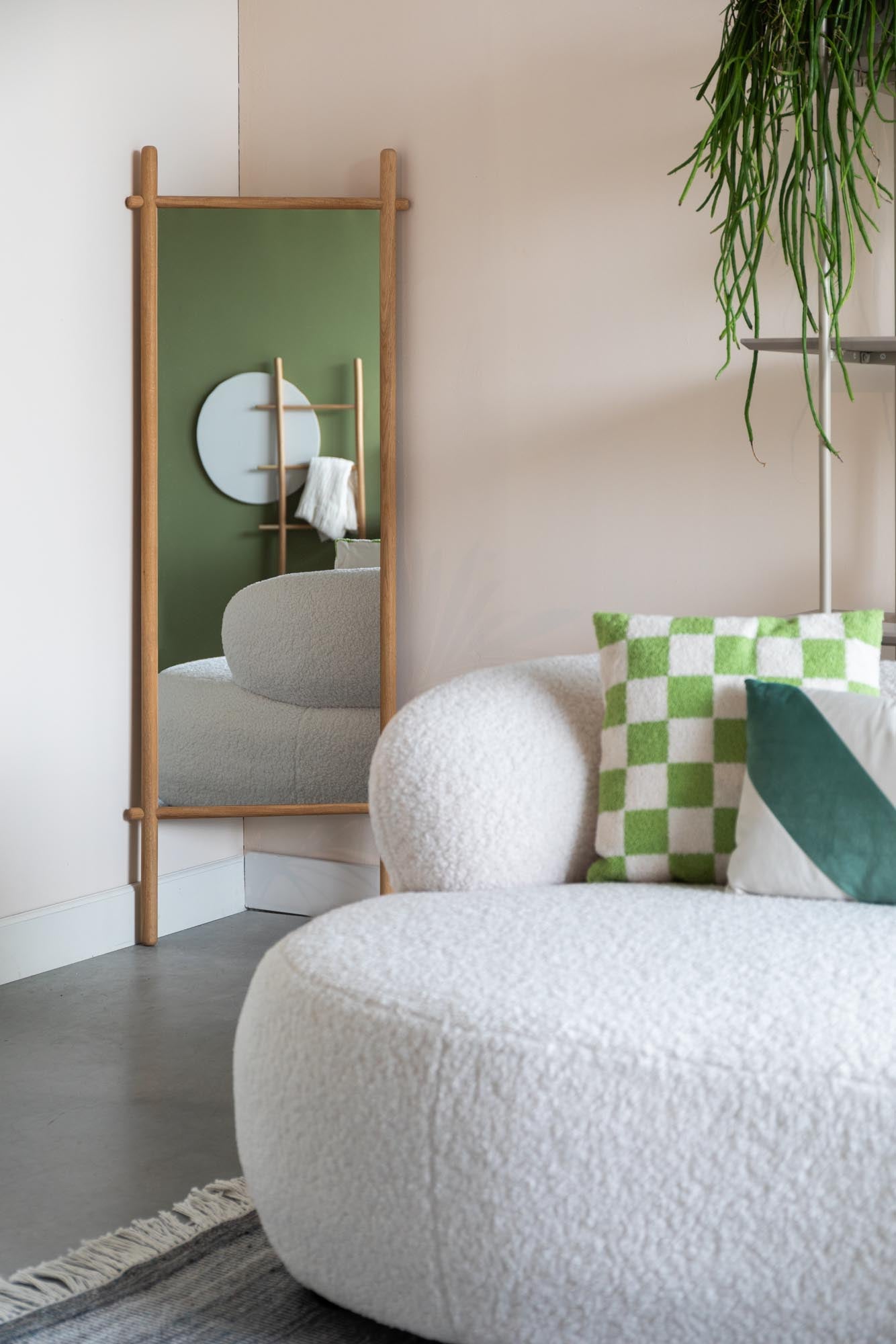 Moderner Spiegel Solene von White Label Living, rundes Design, eleganter Rahmen, ideal für Wohn- und Schlafzimmer.