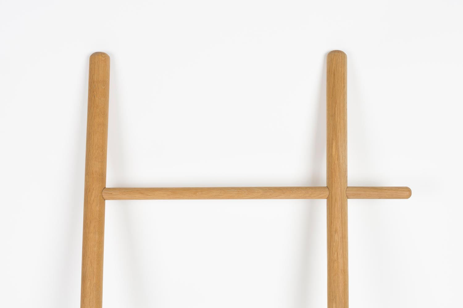 Die Jhon Leiter von White Label Living kombiniert modernes Design mit Funktionalität für stilvolle Wohnräume.